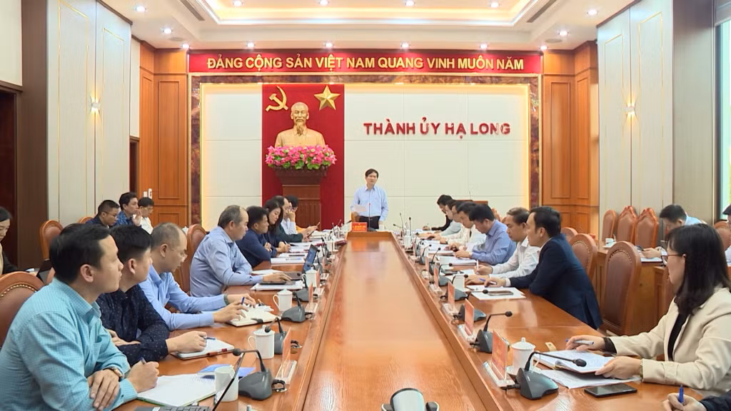 Đồng chí Vũ Quyết Tiến, Bí thư Thành ủy phát biểu chỉ đạo tại hội nghị. Ảnh do đơn vị cung cấp