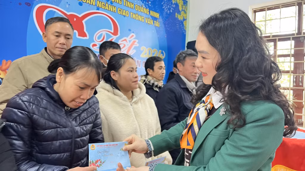 Lãnh đạo LĐLĐ tỉnh tặng quà Tết cho CNLĐ ngành GTVT tại chương trình Tết sum vầy 2024.