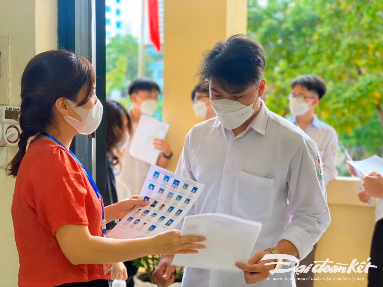 Cán bộ coi thi kiểm tra thông tin thí sinh trước khi vào phòng thi tốt nghiệp THPT.