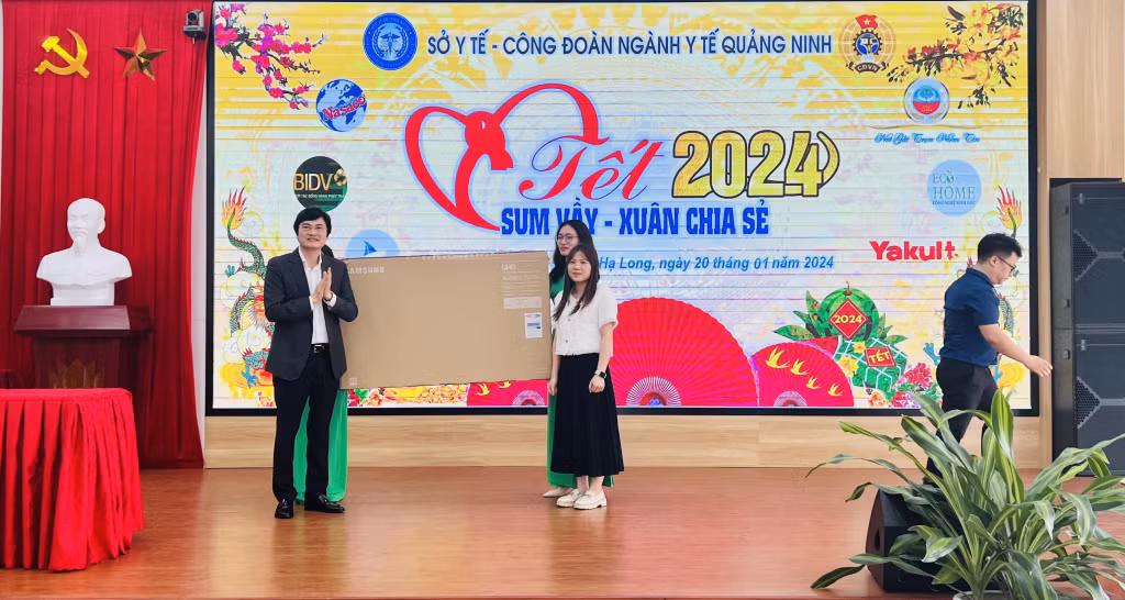 Qua trò chơi bốc thăm trúng thưởng, các đoàn viên, người lao động đã nhận được những phần quà giá trị.