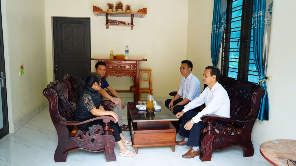 Cán bộ xã Vũ Oai (TP Hạ Long) thăm gia đình bà Ngô Thị Xịch trong căn nhà mới được hỗ trợ sửa chữa.