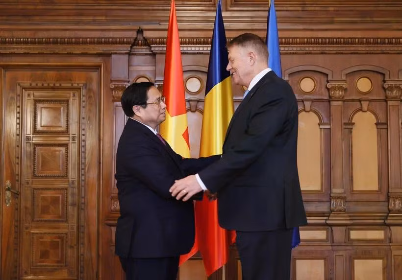 Thủ tướng Phạm Minh Chính hội kiến Tổng thống Romania Klaus Iohannis. (Ảnh: Dương Giang/TTXVN)