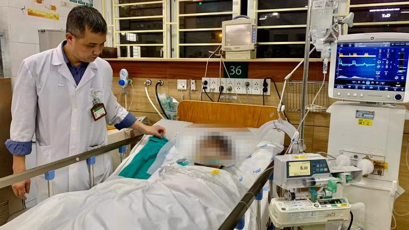Tiến sĩ, bác sĩ Nguyễn Trung Nguyên, Giám đốc Trung tâm chống độc, Bệnh viện Bạch Mai thăm khám cho trường hợp nặng nhất vụ ngộ độc.