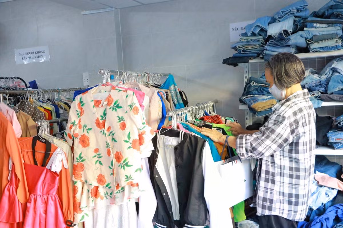 Mặc dù nhiều hàng hóa nhưng không gian bên trong luôn được sắp xếp gọn, sạch sẽ và được phân chia thành khu vực quần áo nam và nữ, kệ giày dép, gấu bông, sách vở cũ, đồ dùng cá nhân...