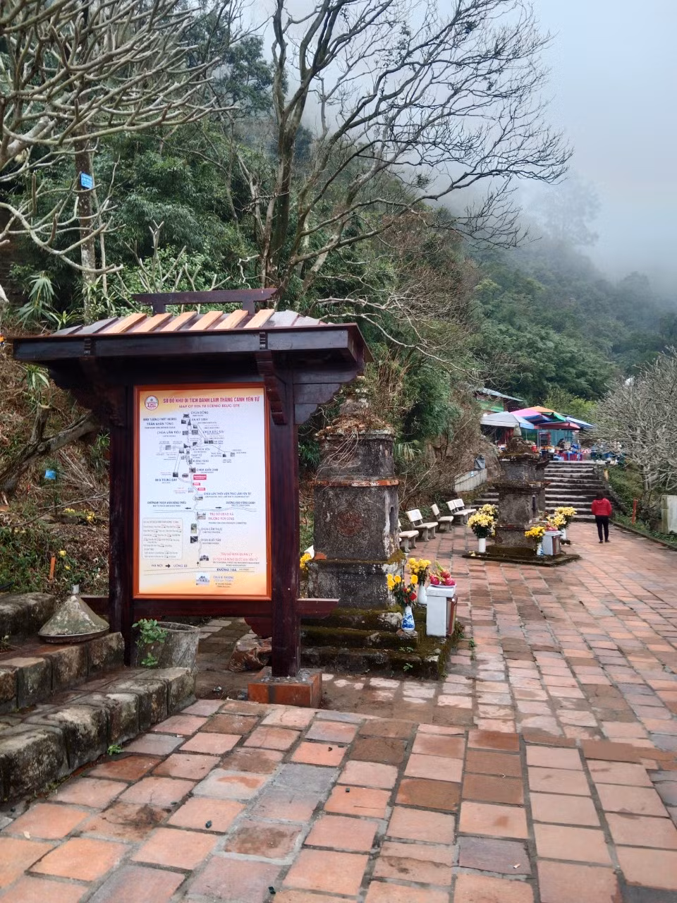 Pano giới thiệu sơ đồ các tuyến hành hương, các điểm chùa của Yên Tử mới được làm lại tại khu vực chùa Hoa Yên.
