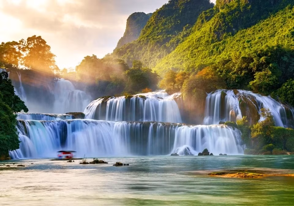 Thác Bản Giốc nằm ở phía đông bắc tỉnh Cao Bằng. Thác đánh dấu biên giới giữa Việt Nam và Trung Quốc. Độ cao 30 m của thác là nguồn cung cấp nước tự nhiên cho cây xanh phát triển. Môi trường xung quanh thác là sự sắp xếp kỳ thú của tự nhiên với những vách đá vôi cao chót vót, làn nước trong xanh và thảm thực vật rực rỡ. Thời điểm tốt nhất để ghé thăm Bản Giốc là vào mùa mưa, kéo dài từ tháng 5-9. Du khách đến đây có thể trải nghiệm nhiều hoạt động ngoài trời hấp dẫn như chèo thuyền kayak, đi bộ đường dài, đạp xe, câu cá, gặp gỡ các dân tộc thiểu số, tham dự lễ hội Lồng Tồng.