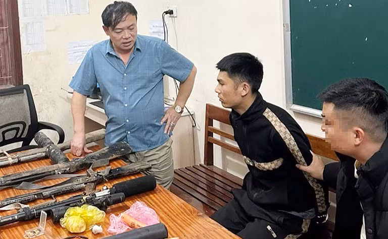 Thượng tá Nguyễn Đình Hùng - Trưởng Công an huyện Quỳ Châu (áo xanh) trực tiếp làm việc với đối tượng Kim Văn Huy. Ảnh: Công an Nghệ An