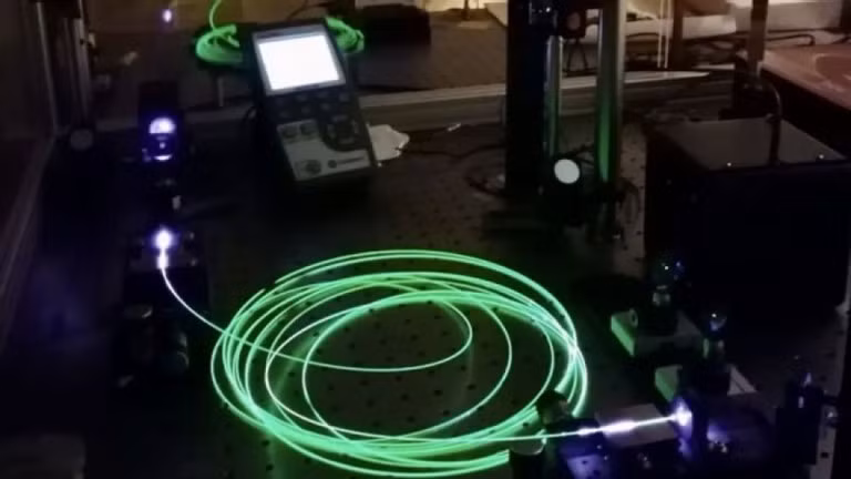 Chùm tia laser đang được ứng dụng phổ biến trong công nghệ sợi quang.