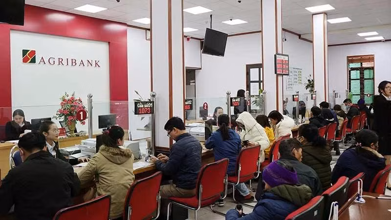 Khách hàng giao dịch tại chi nhánh ngân hàng Agribank.