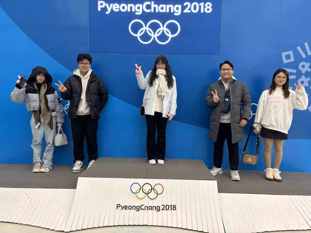 Các em học sinh Trường THPT Chuyên Hạ Long tham quan Khu Liên hợp tổ chức Thế vận hội mùa đông 2018 của Hàn Quốc.