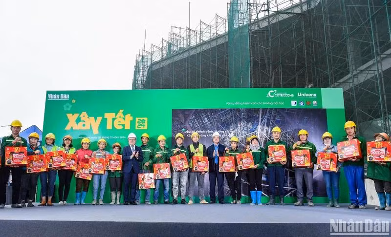 Các đồng chí Ủy viên Trung ương Đảng: Lê Quốc Minh, Nguyễn Đình Khang tặng quà Tết cho công nhân lao động tại công trường Ecopark.