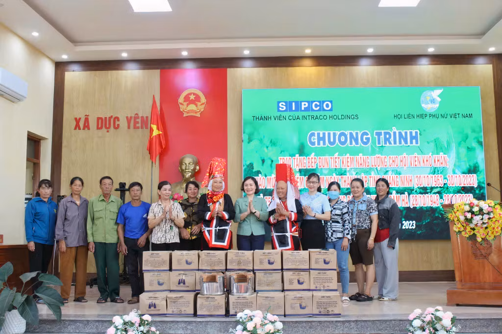 Hội LHPN huyện Đầm Hà trao hỗ trợ bếp đun tiết kiệm năng lượng cho hội viên phụ nữ có hoàn cảnh khó khăn trên địa bàn xã Dực Yên. Ảnh: Vân Anh