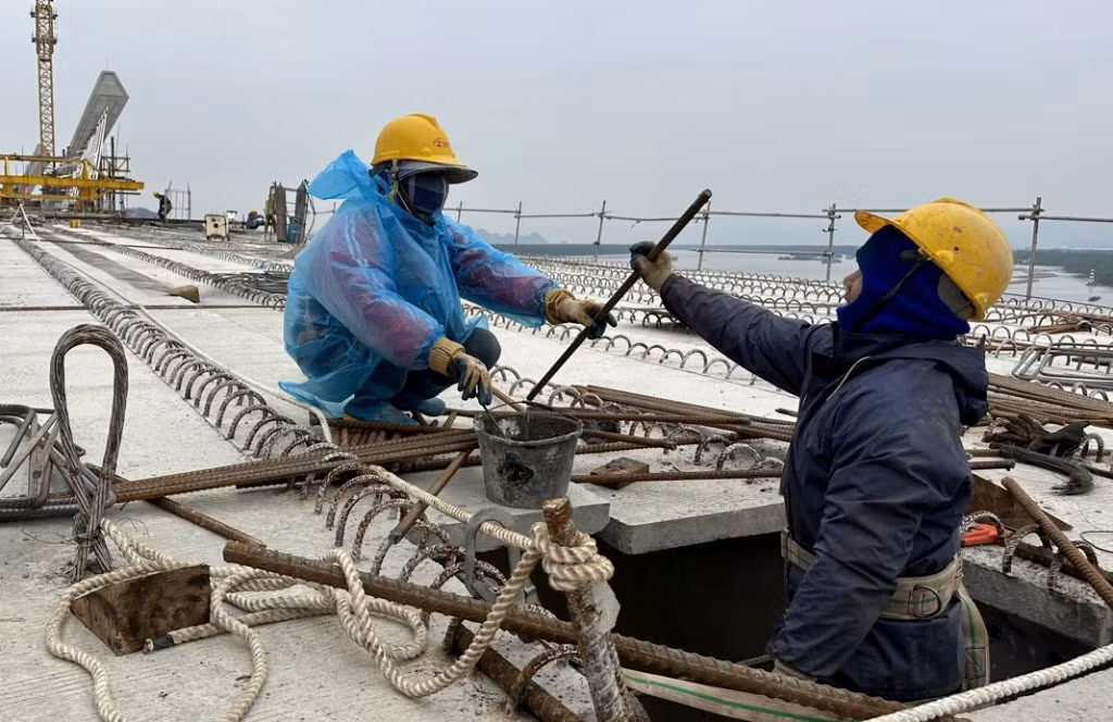 Trên công trường thi công cầu Bến Rừng, lực lượng công nhân được trang bị thêm mũ len, khẩu trang, áo mưa để cản bớt gió lạnh, đảm bảo sức khỏe thi công các hạng mục đúng tiến độ được giao.