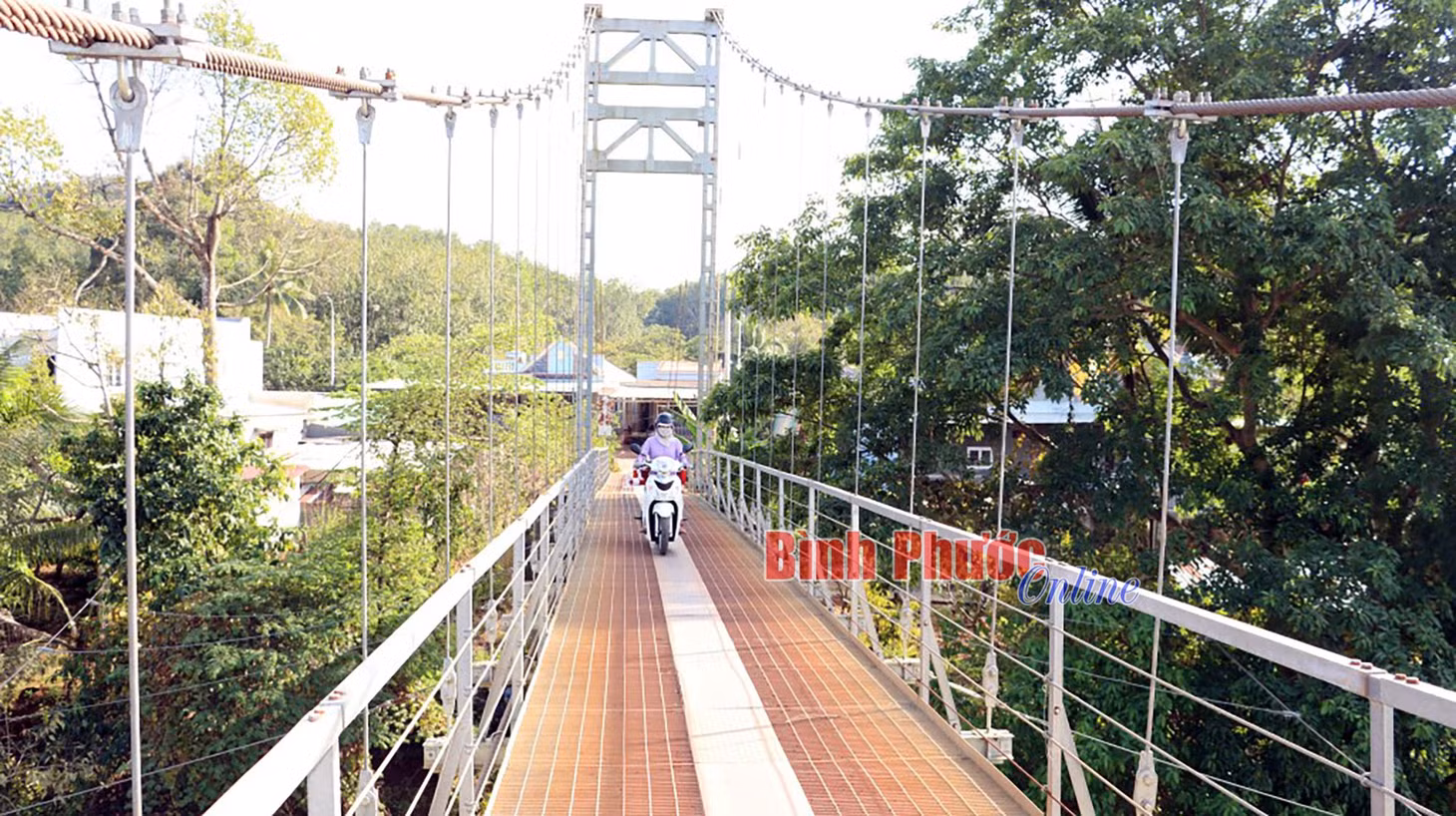 Chiếc cầu treo xã Long Giang được xây dựng rất đẹp, kết hợp cầu bê tông cốt thép xây dựng song song trong tương lai sẽ thu hút các nhà đầu tư, khách du lịch đến địa phương