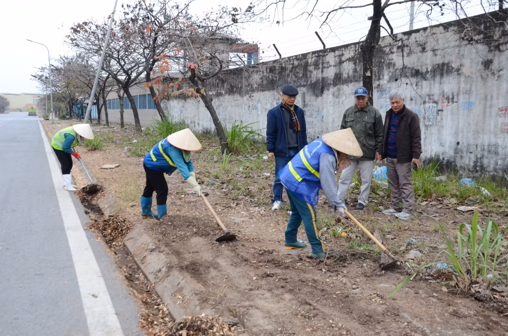 Các cơ sở kinh doanh dăm gỗ đóng góp kinh phí để thuê đơn vị môi trường quét dọn, vệ sinh hàng ngày tuyến đường có xe vận chuyển dăm gỗ đi qua.