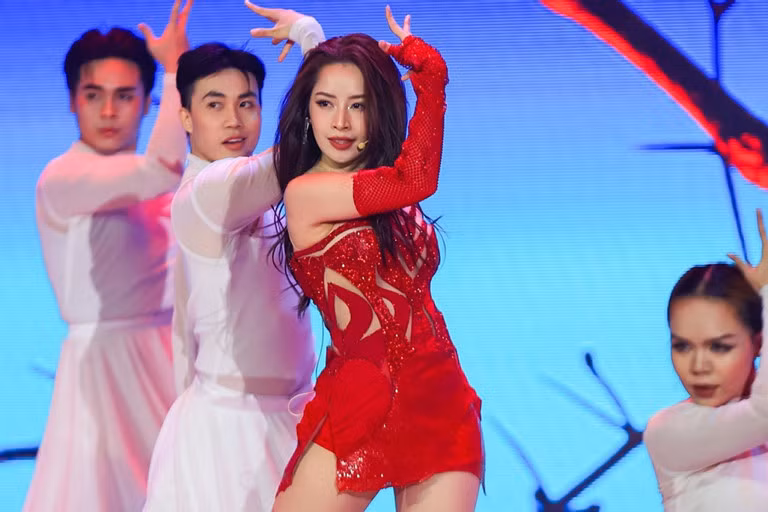 Chi Pu biểu diễn tại gala WeChoice Awards 2023.