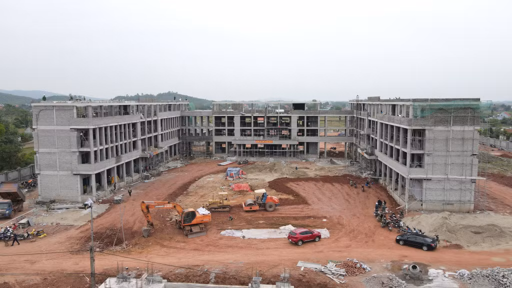 Trường TH Đông Ngũ 1 (huyện Tiên Yên) đang trong giai đoạn hoàn thiện. Ảnh: Thái Minh
