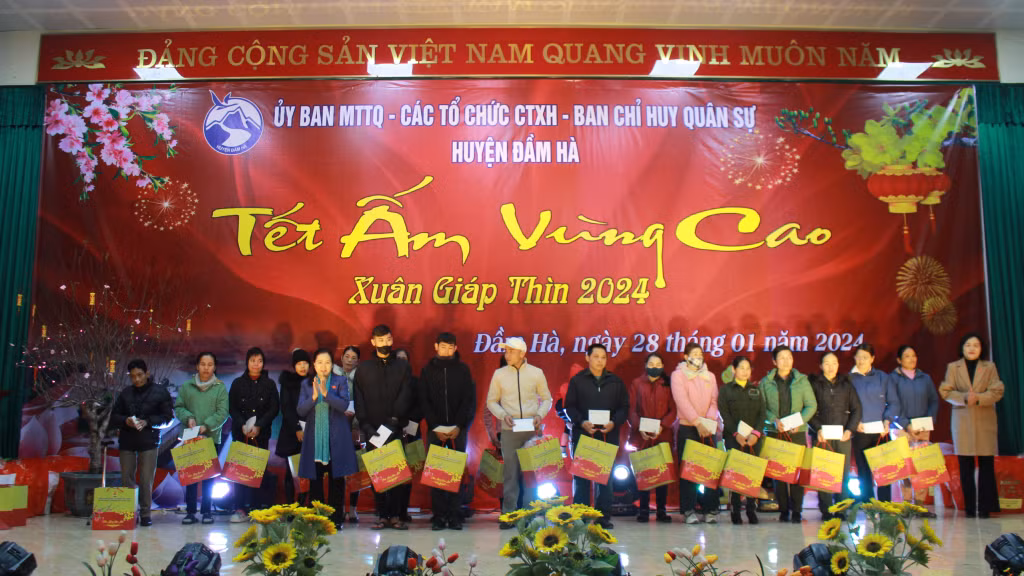 Đồng chí Đỗ Thị Lan, Phó Chủ nhiệm Ủy ban Xã hội của Quốc hội, trao quà cho các hộ khó khăn.