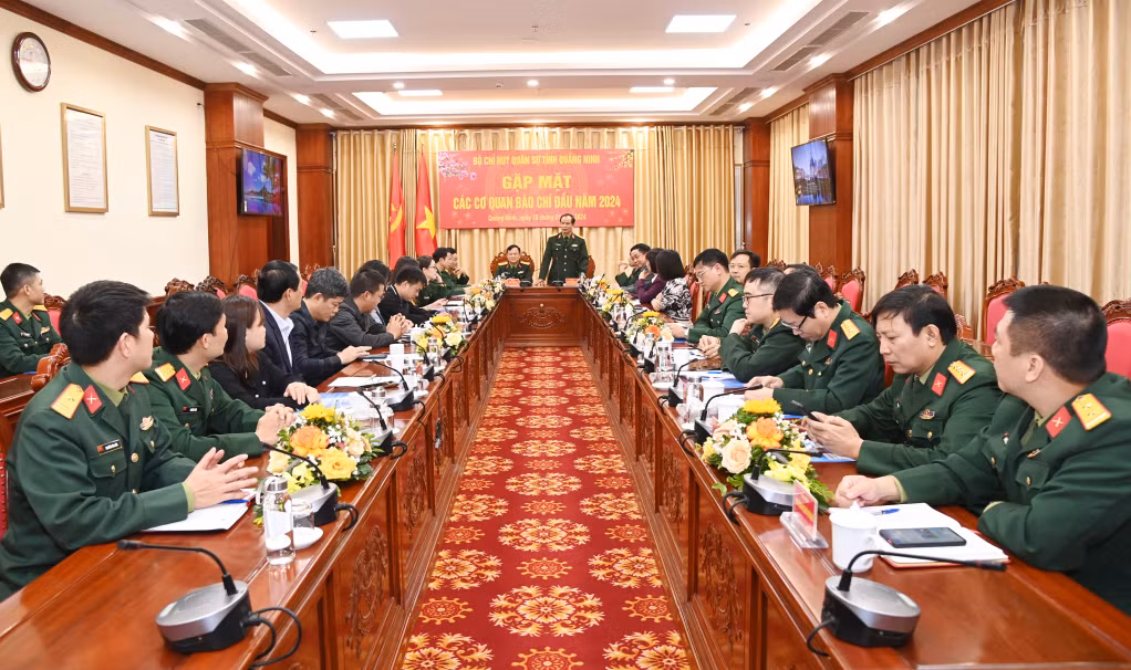 Đại tá Nguyễn Quang Hiến, Phó bí thư Thường trực Đảng ủy, Chính ủy Bộ CHQS tỉnh Quảng Ninh chủ trì hội nghị.