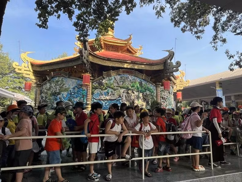 Du khách xếp hàng vào tham quan tại Du lịch văn hóa Suối Tiên trong ngày 30/12. (Ảnh: Mạnh Hảo)