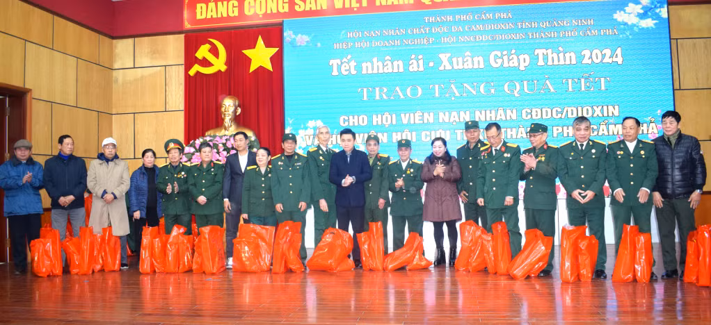 Đại diện doanh nghiệp tư nhân Công ty CP Tâm Đức trao quà cho các NNCĐDC/Dioxin Cẩm Phả