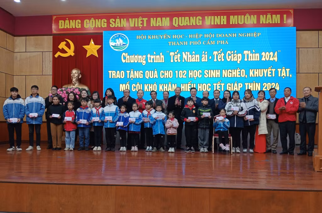 Các đại biểu của tỉnh và TP Cẩm Phả cùng Hiệp hội Doanh nghiệp TP Cẩm Phả trao tặng quà cho các em học sinh trên địa bàn.