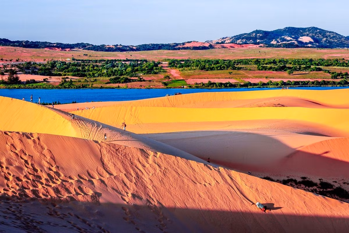 Gợi ý lịch trình khám phá Phan Thiết 48 tiếng: Ngày 1: 6g sáng xuất phát từ TPHCM đi Phan Thiết theo hướng cao tốc. 9g tới Phan Thiết, gửi hành lý ở khách sạn, thuê xe máy di chuyển đến tháp Chàm (khoảng 10g), Suối Tiên (khoảng 12g), Bàu Trắng (khoảng 14g) làng chài (khoảng 16g-17g), chợ Phan Thiết (khoảng 18g-19g). 21g, quay về khách sạn, nhận phòng, nghỉ ngơi.