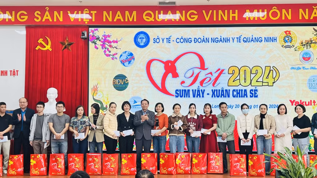 Lãnh đạo LĐLĐ tỉnh, Sở Y tế tặng quà cho nhân viên, lao động ngành Y tế có hoàn cảnh khó khăn.
