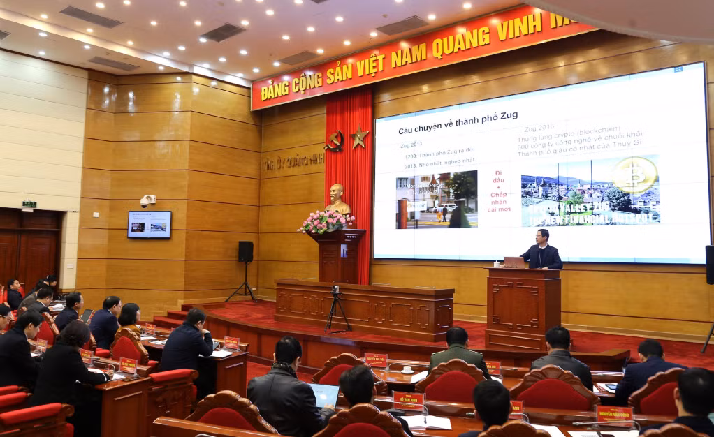 Lãnh đạo Cục chuyển đổi số của Bộ Thông tin và Truyền thông truyền đạt các chuyên đề về “Chuyển đổi số toàn diện và những gợi mở để tỉnh Quảng Ninh tạo đột phá”.