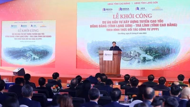Thủ tướng Phạm Minh Chính phát lệnh khởi công tuyến cao tốc Đồng Đăng - Trà Lĩnh. (Ảnh: Dương Giang/TTXVN)