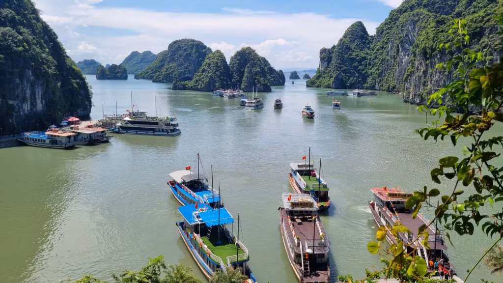 Vịnh Hạ Long là tài nguyên du lịch đặc sắc, nổi trội của Quảng Ninh. Ảnh chụp tại khu vực hang Sửng Sốt trên Vịnh Hạ Long.