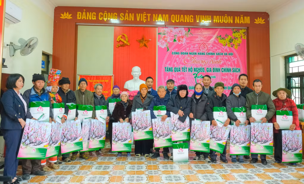 Công đoàn Ngân hàng Chính sách xã hội tỉnh Quảng Ninh trao tặng quà cho các hộ nghèo tại xã Quảng Sơn, huyện Hải Hà.