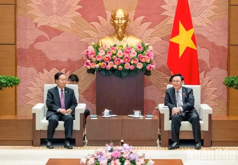 Chủ tịch Quốc hội Vương Đình Huệ và Phó Chủ tịch Quốc hội Lào Chaleun Yiapaoher tại buổi tiếp. (Ảnh: DUY LINH)