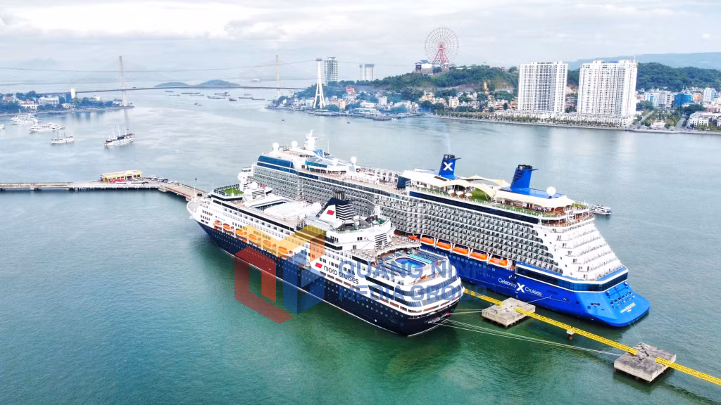 2023-12_Tàu Vasco Da Gama (quốc tịch Bồ Đào Nha) và Tàu Celebrity Solstice (quốc tịch Malta) đưa gần 3.700 khách châu Âu, Mỹ đến Hạ Long. Ảnh: Minh Hà