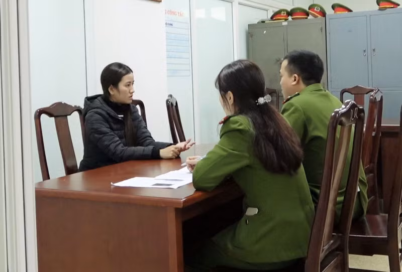 Cơ quan Công an lấy lời khai đối tượng Ngô Thị Thùy Nhung.