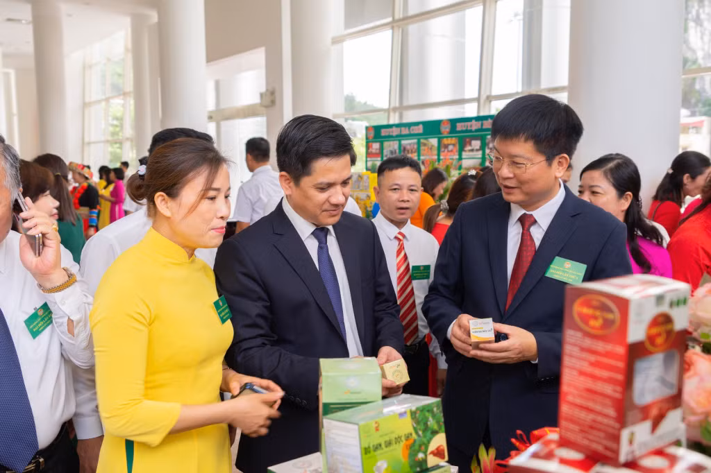Chủ tịch HND tỉnh giới thiệu nông sản Quảng Ninh đến lãnh đạo Trung ương HND Việt Nam trong khuôn khổ Đại hội đại biểu Hội Nông dân tỉnh Quảng Ninh lần thứ X, nhiệm kỳ 2023 - 2028. (Ảnh HND cung cấp)