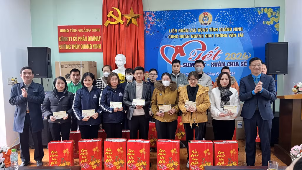 Lãnh đạo Sở GTVT, Công đoàn ngành GTVT trao tặng quà Tết cho CNLĐ tại Tết sum vầy.
