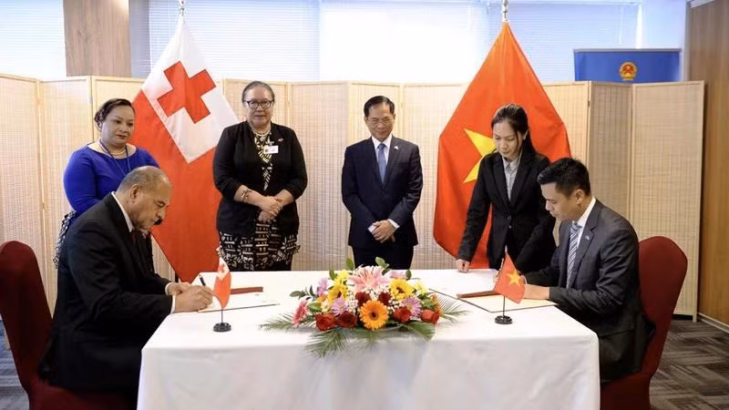 Lễ ký kết Thông cáo chung về thiết lập quan hệ ngoại giao Việt Nam-Tonga.