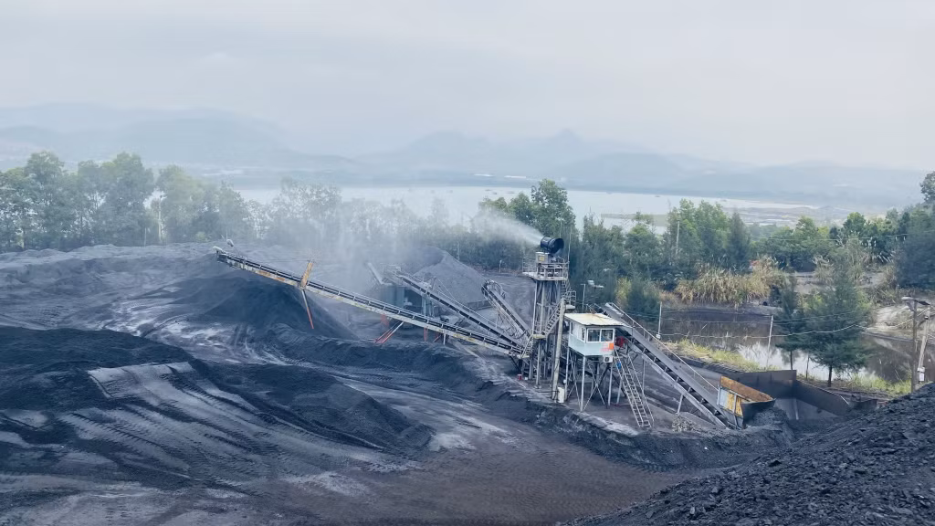 Khu vực pha trộn than nhập khẩu của Công ty Chế biến Than Quảng Ninh.