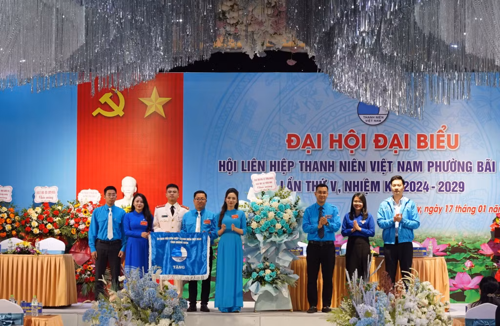 Ban Thư ký Hội LHTN Việt Nam tỉnh Quảng Ninh tặng hoa Đại hội.