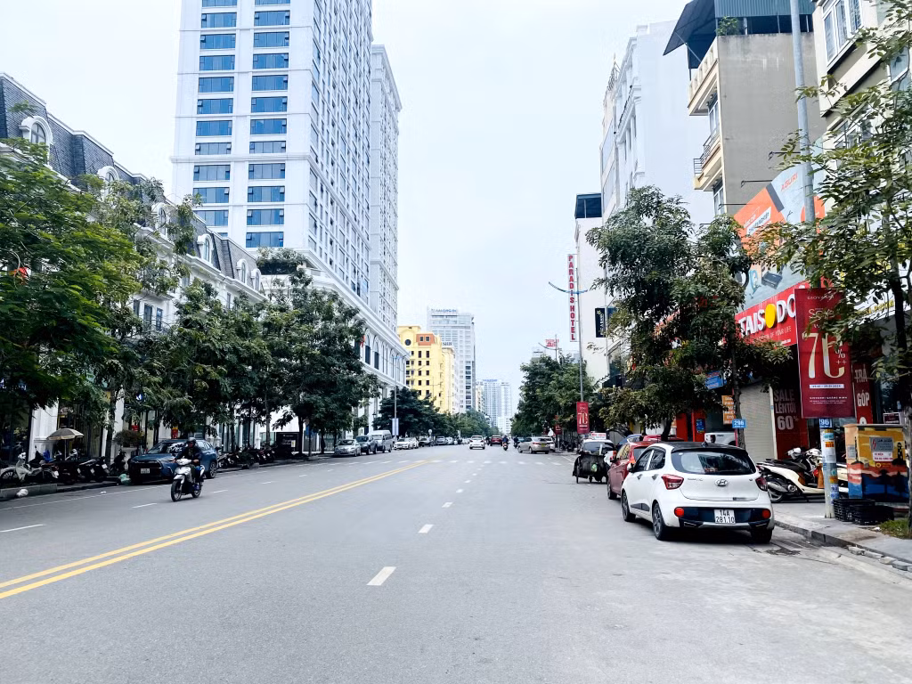 Đường 25/4 (TP Hạ Long) dọc hai bên đường là cửa hàng kinh doanh nhưng không có chỗ đỗ xe.