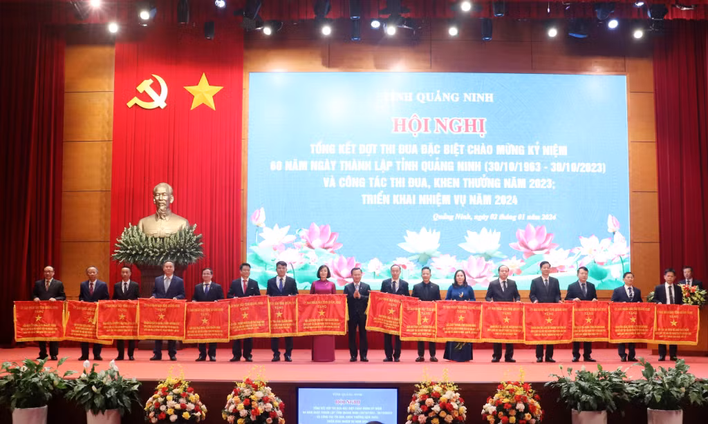 Đồng chí Cao Tường Huy, Phó Bí thư Tỉnh ủy, Chủ tịch UBND tỉnh trao Cờ thi đua của UBND tỉnh cho các tập thể có thành tích xuất sắc trong đợt thi đua đặc biệt chào mừng 60 năm thành lập tỉnh, ngày 2/1/2024.