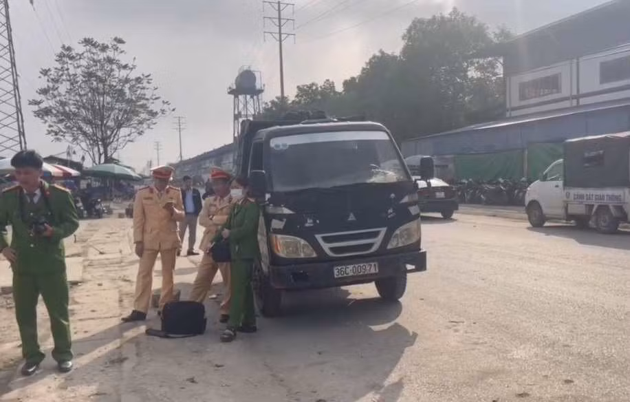 Lực lượng công an có mặt tại hiện trường để điều tra nguyên nhân vụ việc. Ảnh: Quách Du