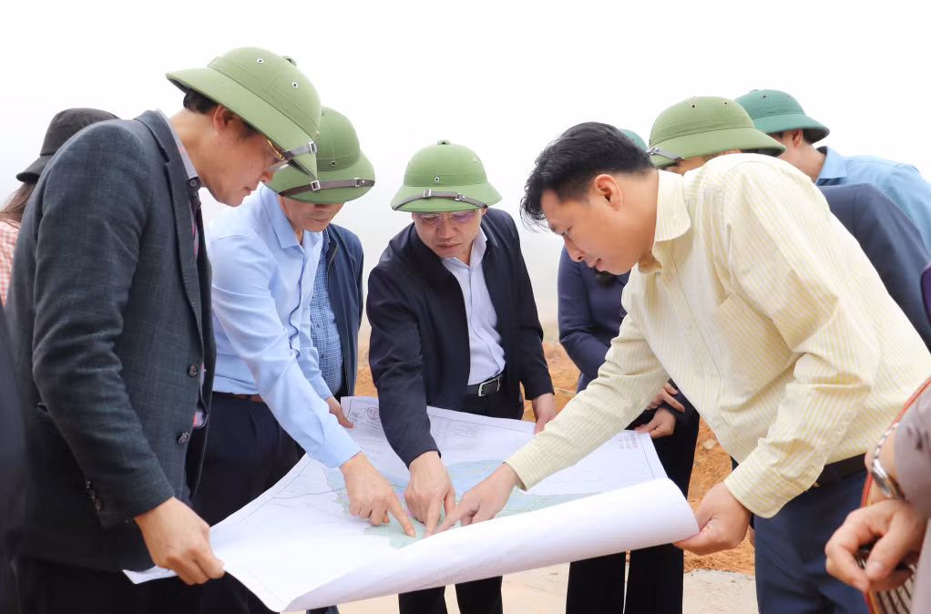 Đồng chí Nguyễn Xuân Ký, Bí thư Tỉnh ủy, Chủ tịch HĐND tỉnh, kiểm tra tuyến đường giao thông nối từ trung tâm xã Đại Dực sang trung tâm xã Đại Thành cũ (huyện Tiên Yên), tháng 4/2023. Ảnh: Thu Chung