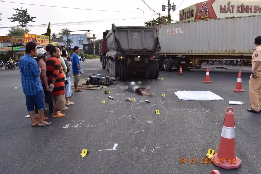 Hiện trường vụ tai nạn giao thông làm người đi xe máy tử vong. (Ảnh CA)