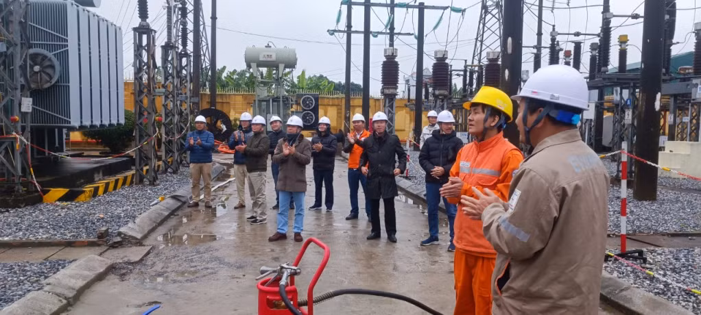 Đúng 13 giờ 8 phút ngày 29/1, Công ty Điện lực Quảng Ninh đã đóng điện thành công máy biến áp (MBA) T1 thuộc dự án nâng công suất trạm biến áp 110kV Móng Cái (TP Móng Cái). Ảnh do đơn vị cung cấp