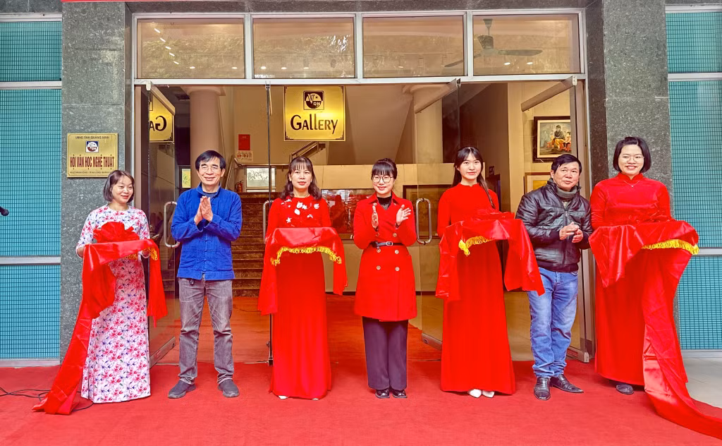 Các đại biểu cắt băng khai mạc triển lãm Mỹ thuật - Nhiếp ảnh.