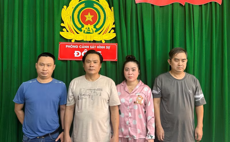 Các đối tượng bị bắt khẩn cấp để điều tra về hành vi môi giới mại dâm.