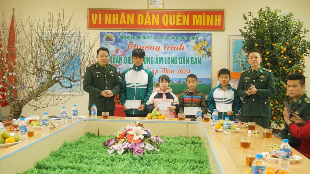 Lãnh đạo Đồn BPCK Cảng Hòn Gai tặng quà Tết cho các cháu học sinh trong chương trình
