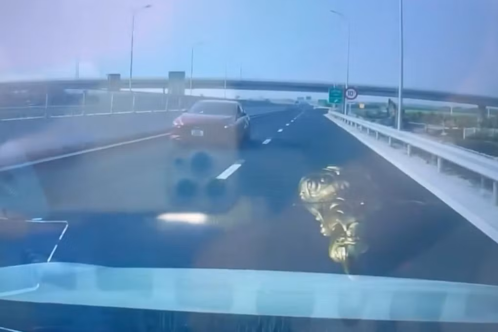 Ô tô đỏ đi ngược chiều trên cao tốc tại đoạn gần cầu vượt 908 (Ảnh: Chụp màn hình).
